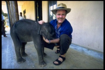 Stefan Quinth med föräldralös elefantunge i Sri Lanka